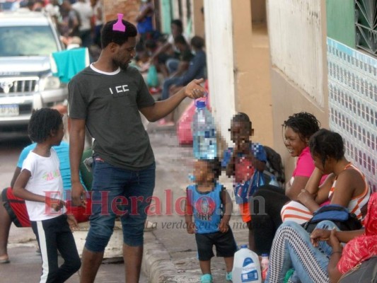 Entre la necesidad y el abandono: Cientos de migrantes haitianos deambulan en la capital