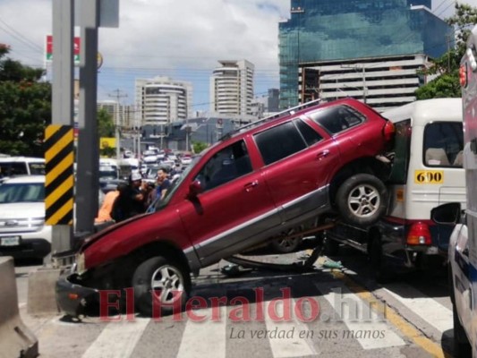 FOTOS: Aparatoso accidente en bulevar Centroamérica por irrespetarse paso de cebra