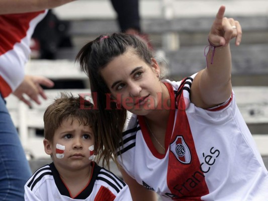 La bellas aficionadas del River Plate ya adornan el Monumental para el partido contra el Boca Junior