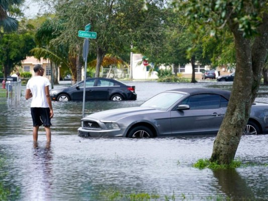 Las imágenes: Eta lleva aguaceros a las calles ya inundadas de Florida