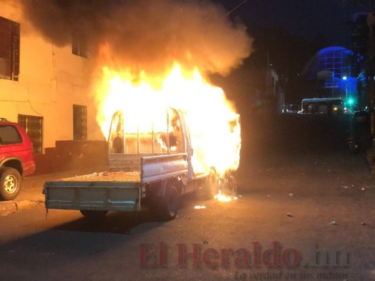 FOTOS: Así quedó el vehículo de la Policía incendiado afuera del Estadio Nacional