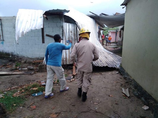 Casas sin techo y fuertes inundaciones deja frente frío en el norte de Honduras