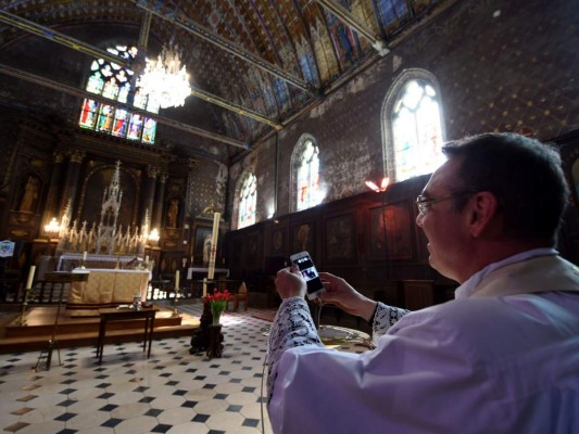 Un domingo de Pascua con las iglesias vacías y un papa solo en el Vaticano