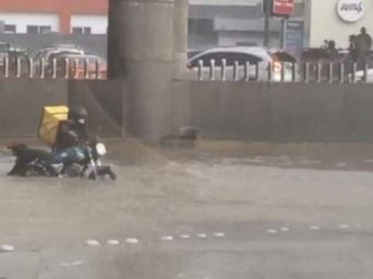 Tráfico, inundaciones y carros atascados por fuerte lluvia en la capital