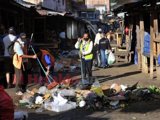 Recogen toneladas de basura producida en víspera del Año Nuevo en la capital (FOTOS)