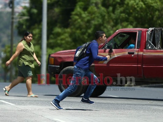 FOTOS: Capitalinos al filo de la muerte al atravesar peligrosos cruces  