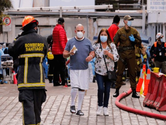 La dramática evacuación de pacientes entubados por incendio en hospital de Chile (Fotos)