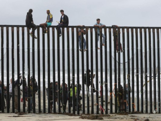 Migrantes hondureños llegan con caravana a la frontera México-Estados Unidos