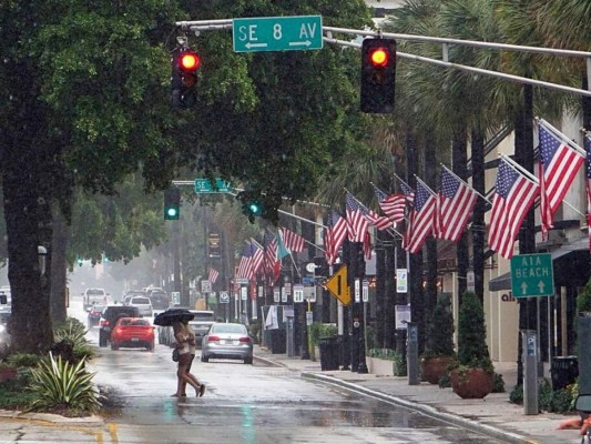 Las imágenes: Eta lleva aguaceros a las calles ya inundadas de Florida