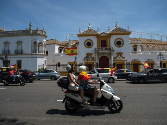 Miles de españoles protestan en carro contra el gobierno por gestión de la pandemia