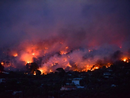 Las impresionantes fotos de los incendios en Grecia que ya dejan más de 70 muertos