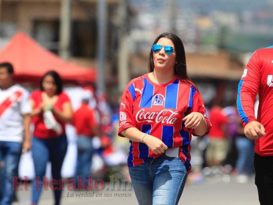 ¡Bellezas en el Nacional! Preciosas chicas engalanan la final entre Olimpia y Motagua