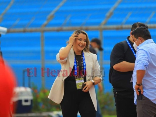 Bellas aficionadas engalanan el Olímpico; disfrutarán el Honduras-Costa Rica