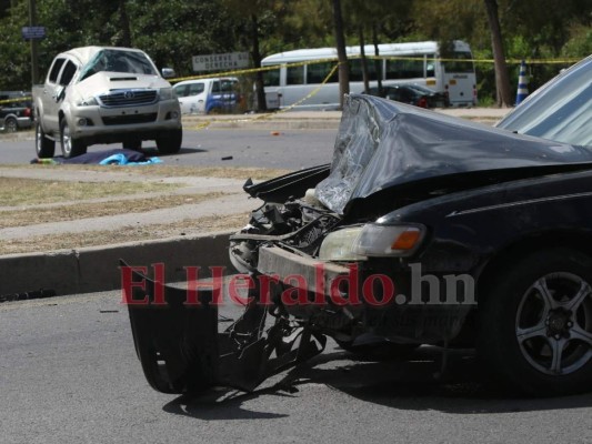 FOTOS: Horrenda escena de mortal choque entre turismo y pick up en la capital