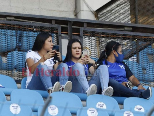 ¡Roban suspiros! Hermosas mujeres engalanan el estadio Olímpico para alentar a la H