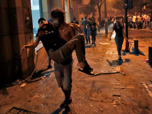 Impactantes imágenes de las protestas en Beirut, tras mortal explosión en puerto