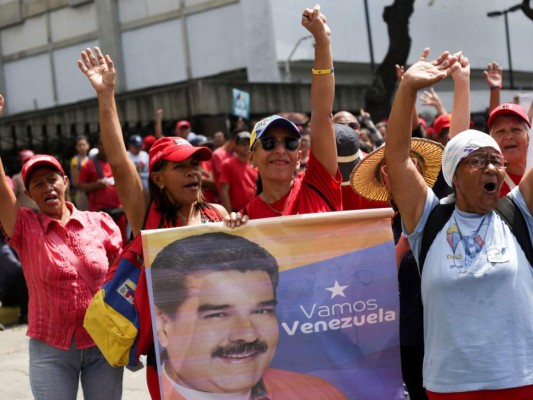 FOTOS: Las marchas de la oposición y el chavismo en Venezuela tras el apagón masivo