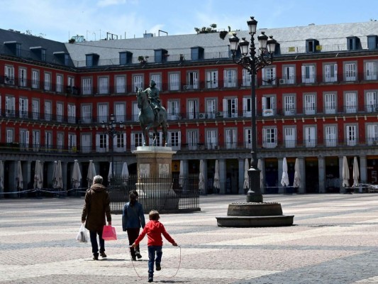 Tras seis semanas de encierro, los niños españoles salen a tomar el aire