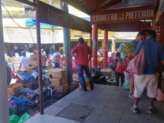 Capitalinos abarrotan mercados para abastecerse en plena cuarentena por Covid-19