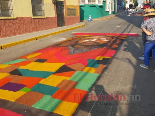 FOTOS: Coloridas y representativas alfombras se exhiben en la capital de Honduras