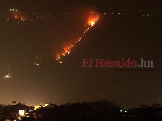 FOTOS: La capital se viste de gris por el humo que dejan los incendios forestales