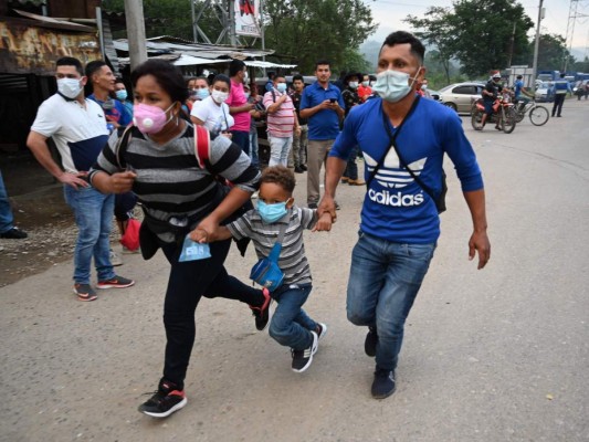 FOTOS: A pie y a 'jalón', sale masiva caravana de migrantes hacia EE UU