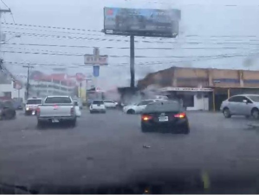 Tráfico, inundaciones y carros atascados por fuerte lluvia en la capital