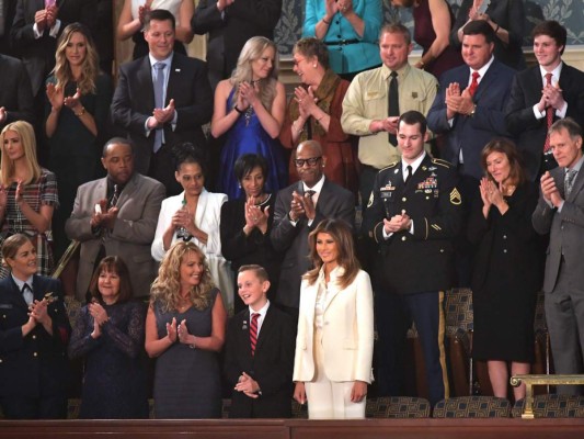 Elegante Melania Trump llega sola al discurso sobre Estado de la Unión en el Congreso