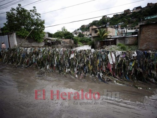 Un día festivo convertido en tragedia: Dos mujeres muertas y daños por lluvias en la capital (FOTOS)