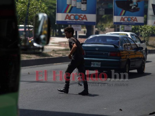 FOTOS: Capitalinos al filo de la muerte al atravesar peligrosos cruces  