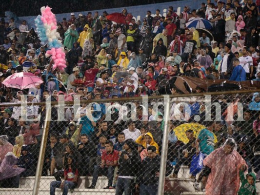 ¡Ambientazo en el Nacional! Pese a la lluvia, los aficionados acudieron a la cita con la historia