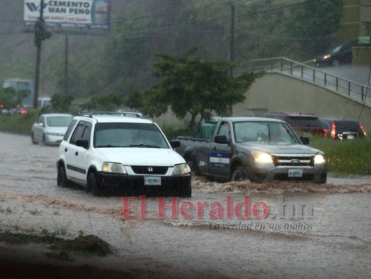 Calles convertidas en ríos y autos atrapados dejan las lluvias en la capital