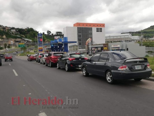 FOTOS: Largas filas en gasolineras ante supuesto desabastecimiento de combustible   