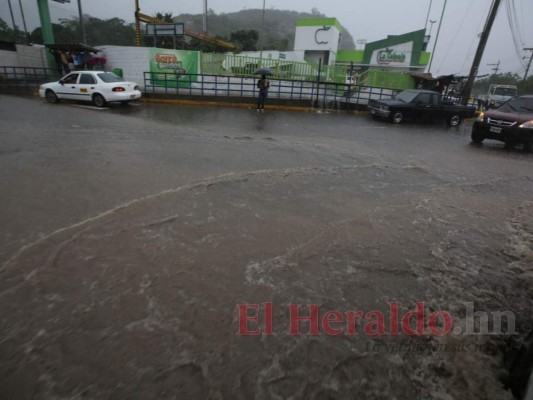 FOTOS: Los estragos que causó el fuerte aguacero este martes en la capital