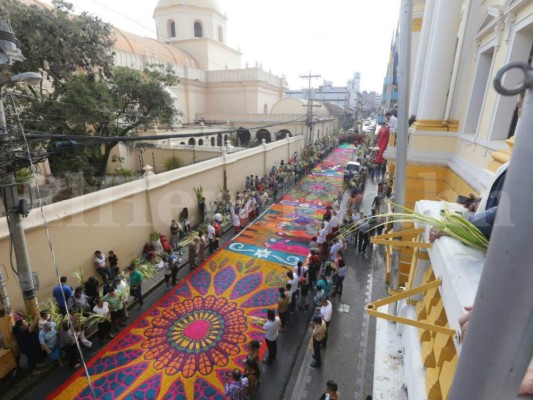 Honduras recibe la Semana Santa con miles de ramos en Tegucigalpa