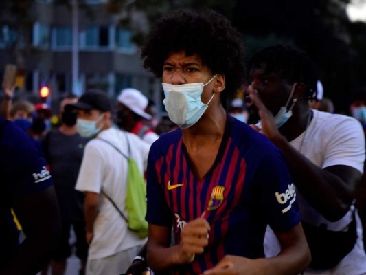 Invasión en el Camp Nou y disturbios de aficionados por la salida de Messi (FOTOS)