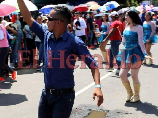 Joven mueve las caderas mientras dirige a las palillonas del Instituto Don Bosco y causa furor