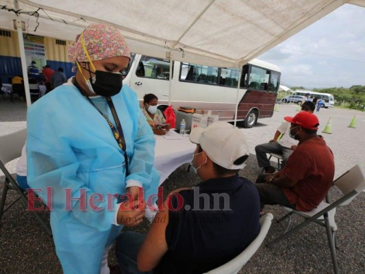 Con sticker: 'Yo me vacuné' y carnet en mano: Así se desarrolla la jornada de vacunación a transportistas en la capital (FOTOS)