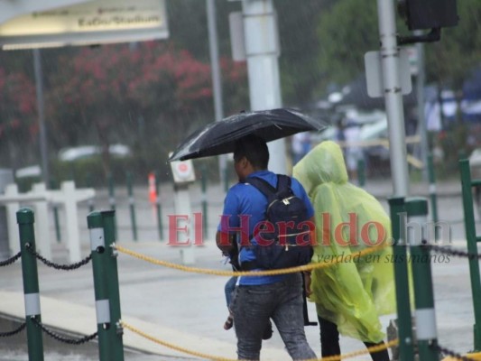 A pesar de la lluvia, fanáticos llegan al BBVA Compass y apoyan a Honduras