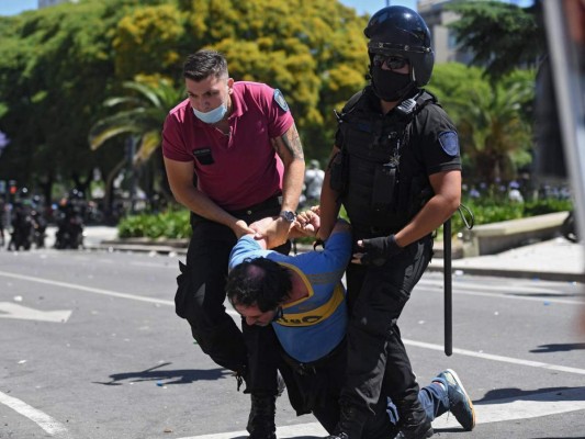 Desesperación de hinchas por decir adiós a Maradona provocó disturbios