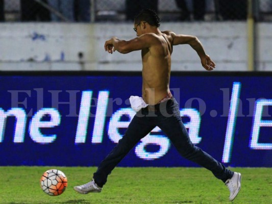 GALERIA: Aficionado invade la cancha y hace gol en pleno clásico