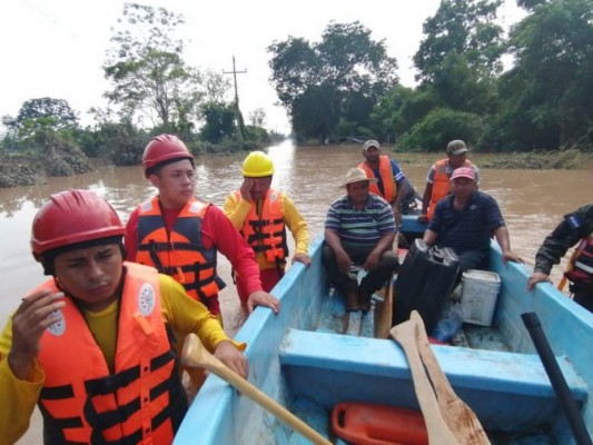 Tras una semana de arduas labores, sigue el rescate de afectados por Eta (Fotos)