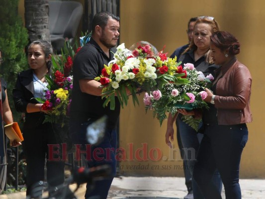 FOTO: Dan el último adiós a Karla Ramírez, la joven que murió tras dar a luz en el IHSS