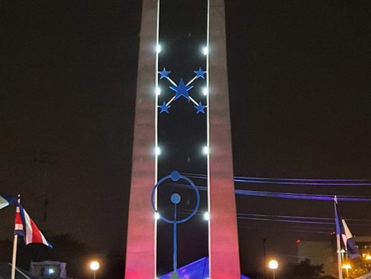 FOTOS: Así fue la inauguración del 'Monumento Obelisco Bicentenario'