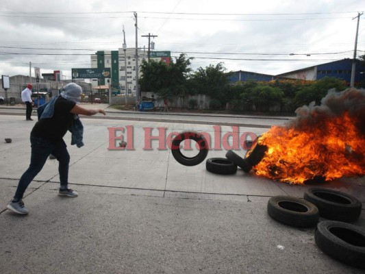 Fotografías de la pelea campal entre policía y universitarios en la UNAH