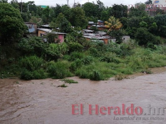 FOTOS: Derrumbes e inundaciones, los primeros efectos de Eta en la capital