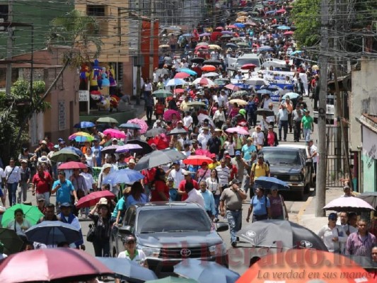 FOTOS: Médicos, empleados de Hondutel y docentes paralizan la capital en jornada de protestas