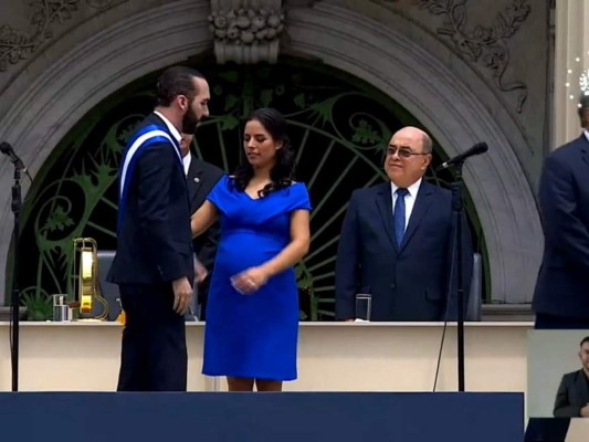 De azul y mostrando su avanzado embarazo, así llegó Gabriela Rodríguez a la investidura de Nayib Bukele