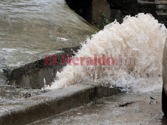 Calles convertidas en ríos y aceras inundadas, así luce la capital tras las lluvias