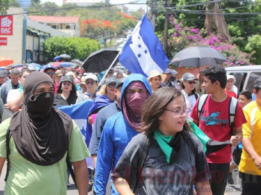 FOTOS: Médicos, empleados de Hondutel y docentes paralizan la capital en jornada de protestas